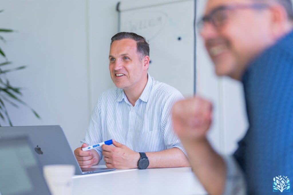 𝗦𝗮𝗺𝗲𝗻𝘄𝗲𝗿𝗸𝗲𝗻 𝗶𝗻 𝗲𝗲𝗻 𝗰𝗼𝗺𝗽𝗹𝗲𝘅 𝗸𝗿𝗮𝗰𝗵𝘁𝗲𝗻𝘃𝗲𝗹𝗱. 𝗛𝗼𝗲 𝗱𝗼𝗲 𝗷𝗲 𝗱𝗮𝘁 𝗲𝗳𝗳𝗲𝗰𝘁𝗶𝗲𝗳?